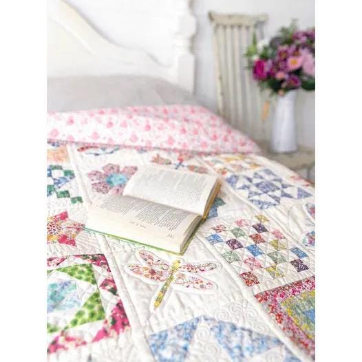 David & Charles Quilt Patterns Alice's Wonderland Sampler Quilt 100 Quilt Blocks to Improve Your Sewing Skills Book (Hardcover)