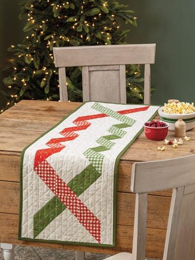 Annie's Quilting A Very Merry Quilted Christmas Pattern Book - Make It a Joyful Season With 11 Festive Creative Projects (Softcover) A141536