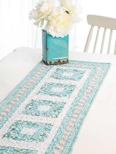 Annie's Quilting Precut Table Runners & Toppers Pattern Book - 13 Precut Friendly Projects (Softcover) A141401