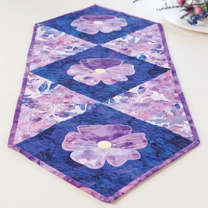 Annie's Quilting Fat Quarter-Friendly Quilts Pattern Book - 12 Fun Projects From Table Runners to Bed Quilts (Softcover) A141491