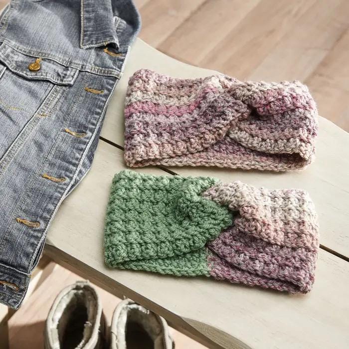 Annie's Crochet Learn To Crochet A Beginner's Guide 10 Projects with Video Tutorials & Instructions Without Abbreviations (Softcover) 871883