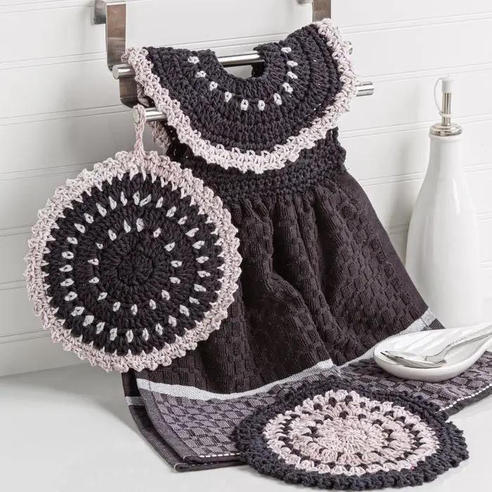 Annie's Crochet Dress Me Up Towel Toppers - 6 Vintage-Style Toppers With Matching Accessories (Softcover) 871823