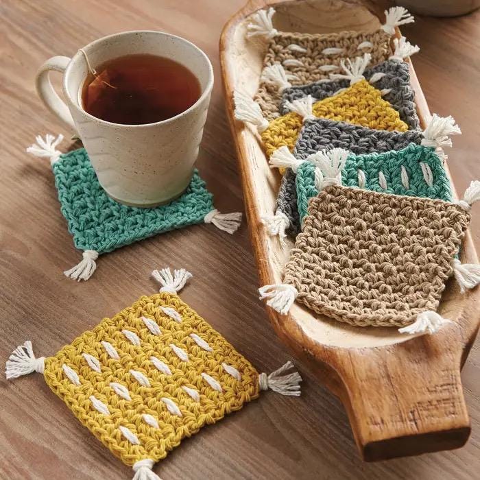 Annie's Crochet Learn To Crochet A Beginner's Guide 10 Projects with Video Tutorials & Instructions Without Abbreviations (Softcover) 871883