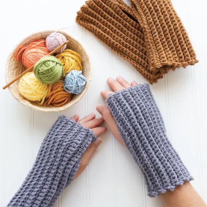 Annie's Crochet Learn To Crochet A Beginner's Guide 10 Projects with Video Tutorials & Instructions Without Abbreviations (Softcover) 871883