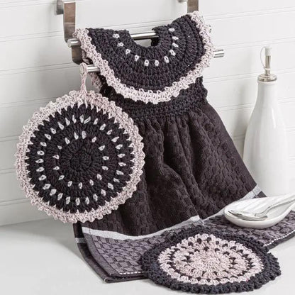 Annie's Crochet Dress Me Up Towel Toppers - 6 Vintage-Style Toppers With Matching Accessories (Softcover) 871823