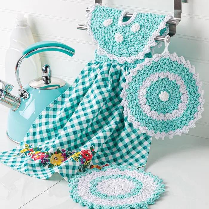 Annie's Crochet Dress Me Up Towel Toppers - 6 Vintage-Style Toppers With Matching Accessories (Softcover) 871823