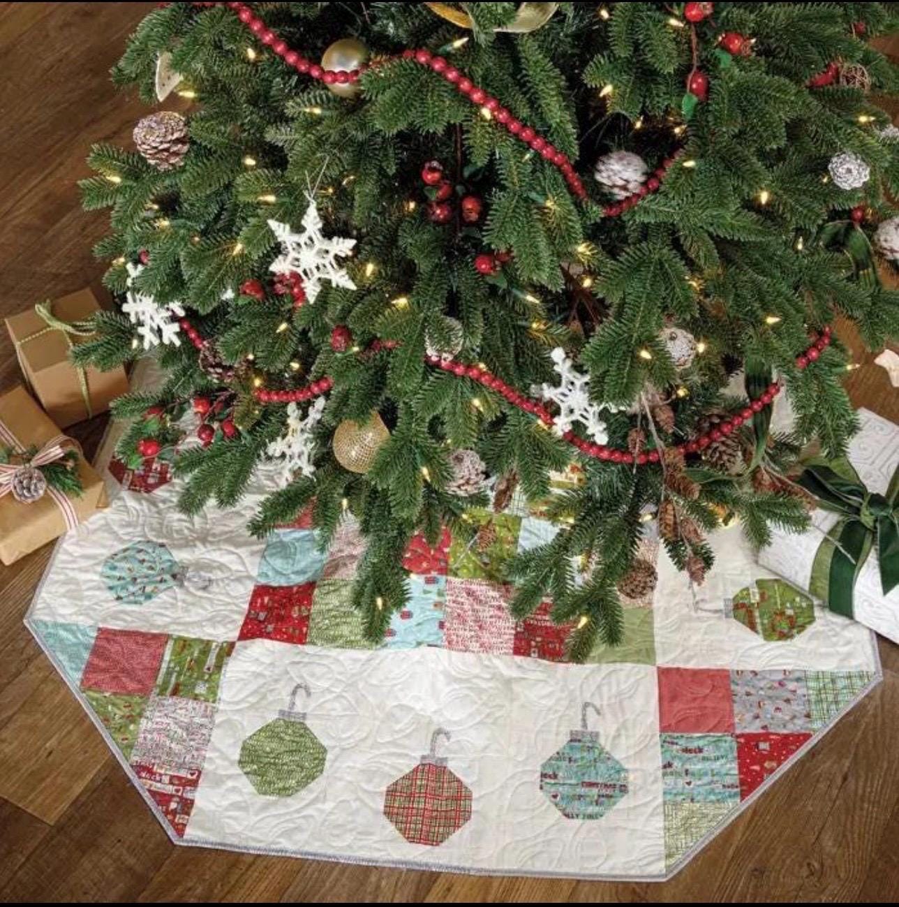 Annie's Quilting Merry Quilted Christmas Quilt Pattern Book - Brighten Your Holidays With 11 Festive Projects (Softcover) A141511